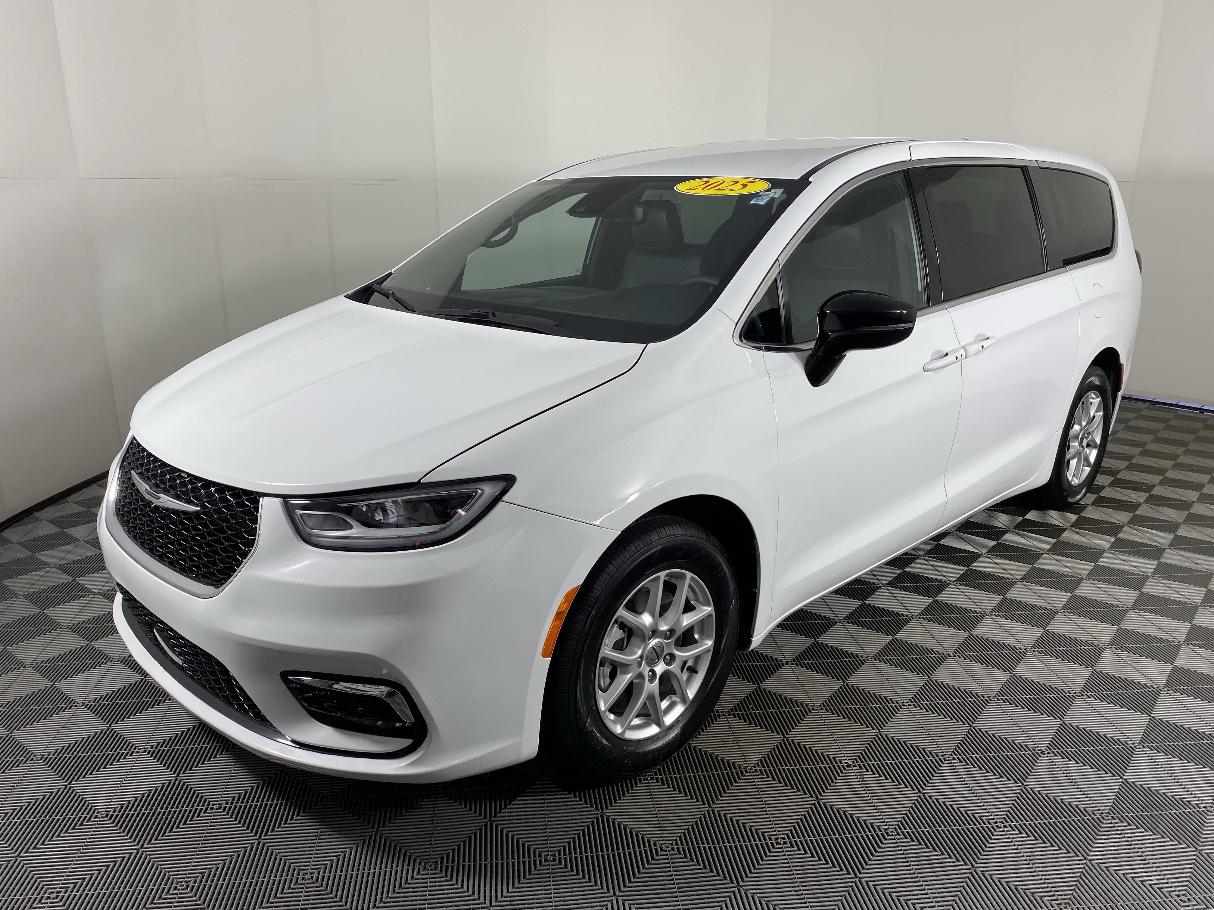 Used 2025 Chrysler Pacifica Select FWD image 10