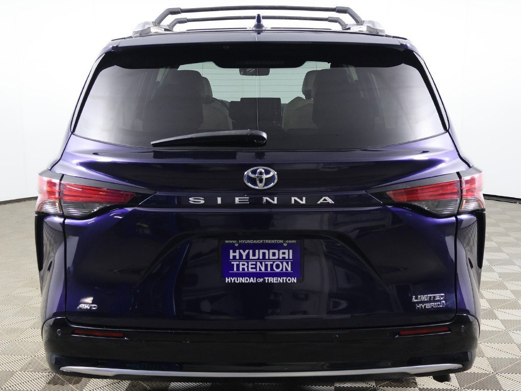 Used 2022 Toyota Sienna Limited image 14
