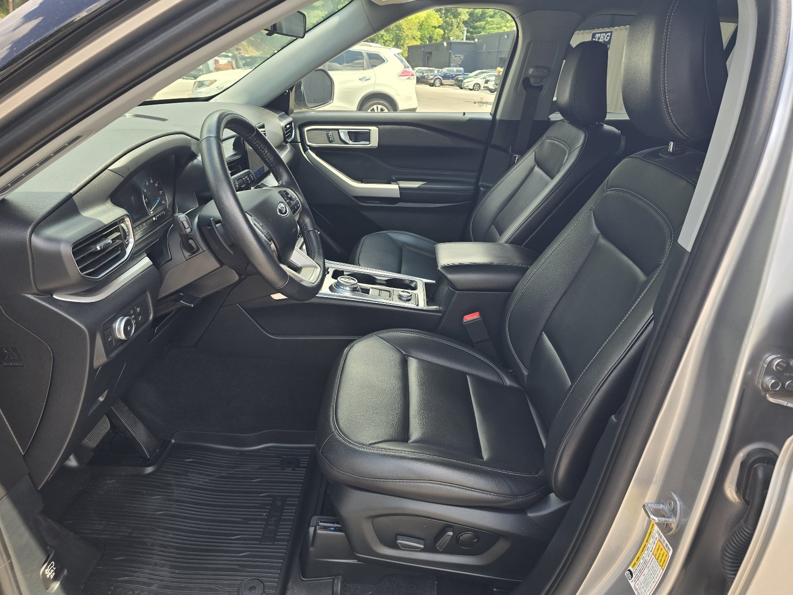Used 2020 Ford Explorer XLT w/ Equipment Group 202A AWD/4WD image 13