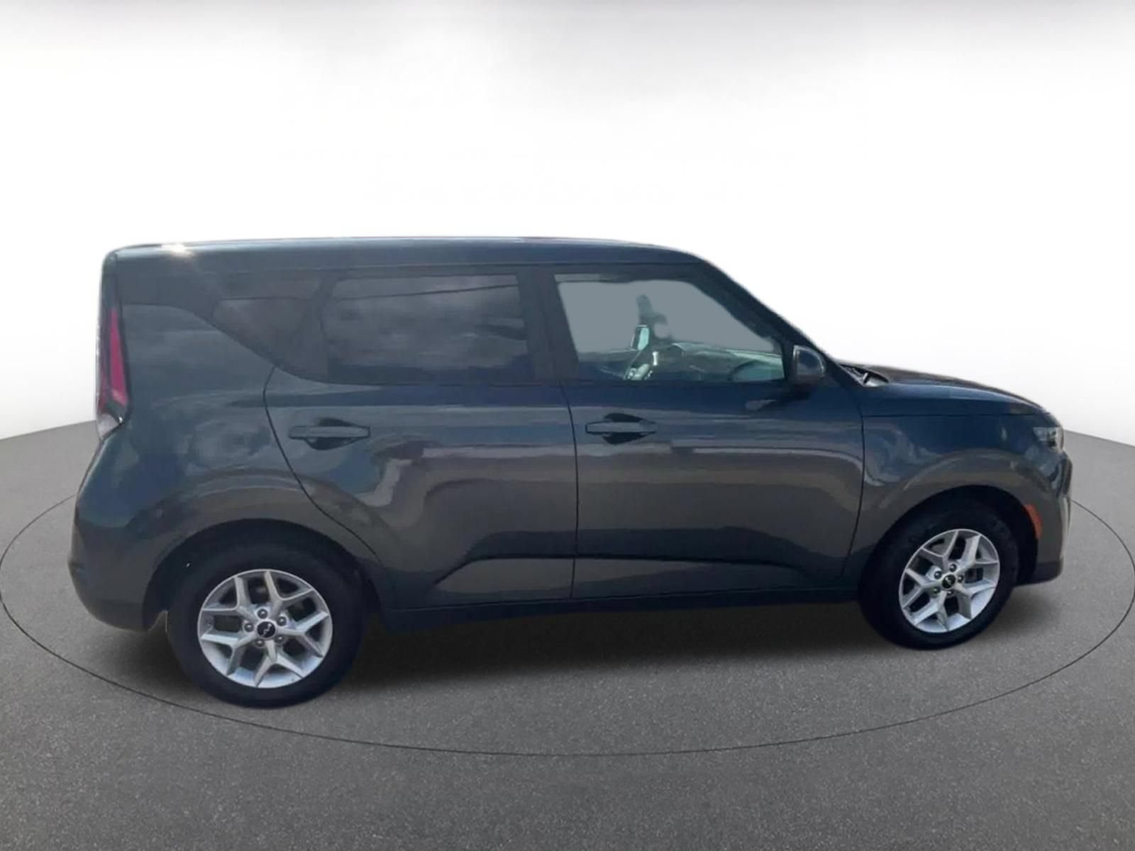 Used 2025 Kia Soul LX w/ LX Technology Package FWD image 16