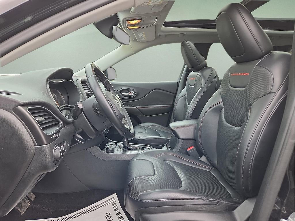 Used 2019 Jeep Cherokee Trailhawk AWD/4WD image 14
