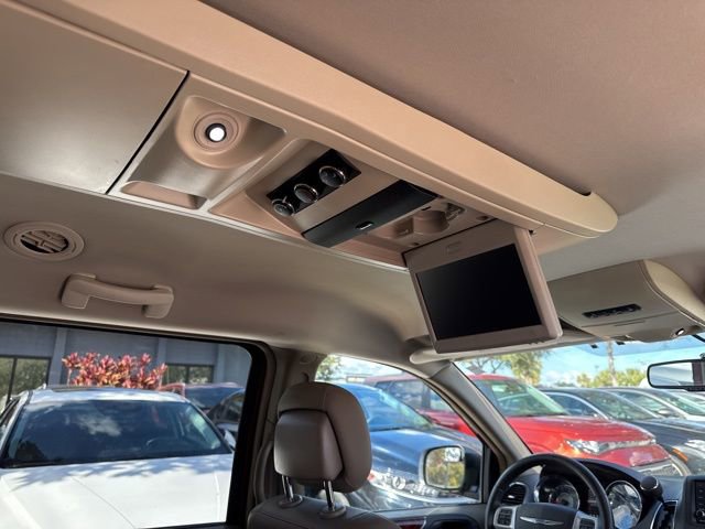 Used 2016 Chrysler Town & Country Touring image 16