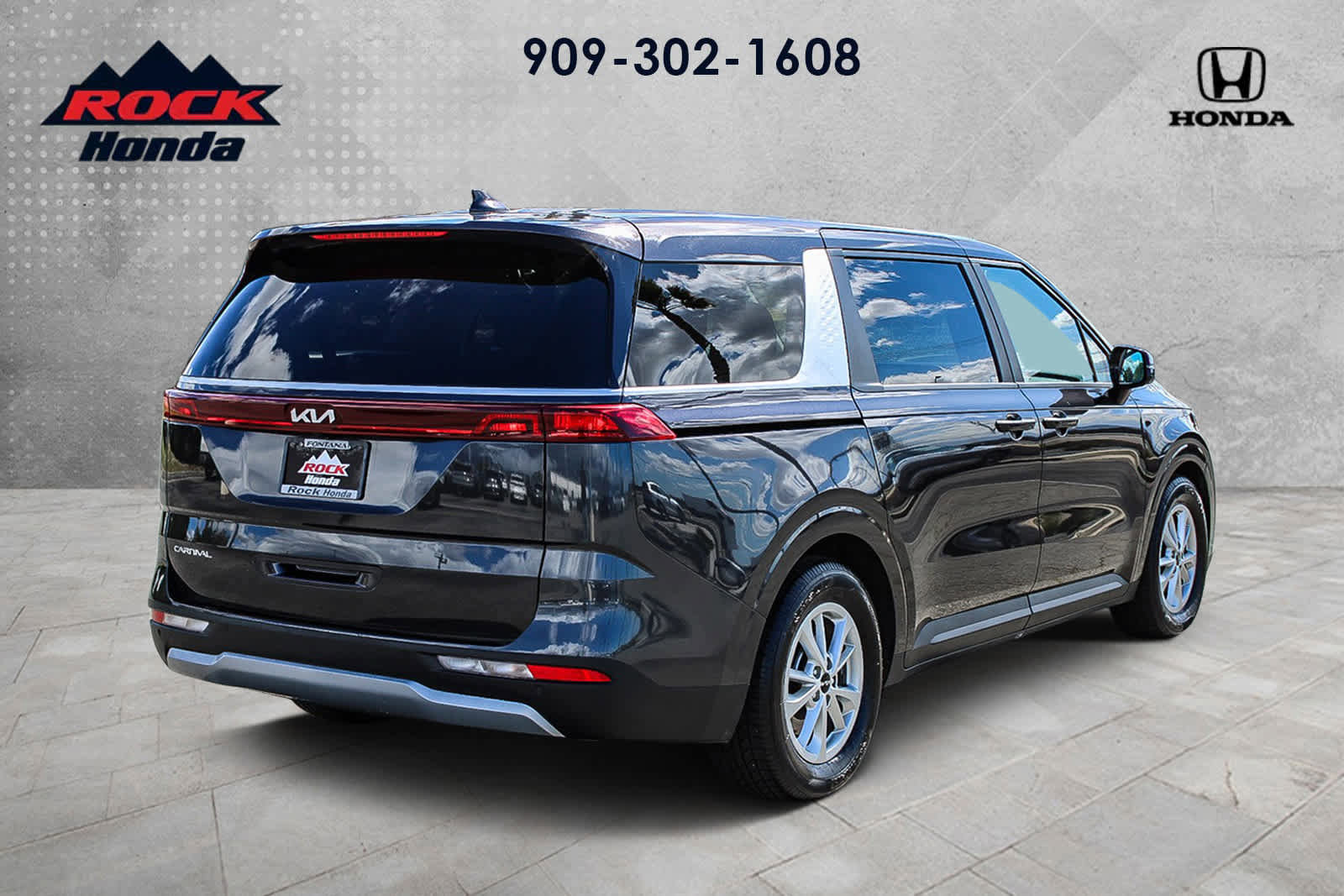 Used 2024 Kia Carnival LX image 4