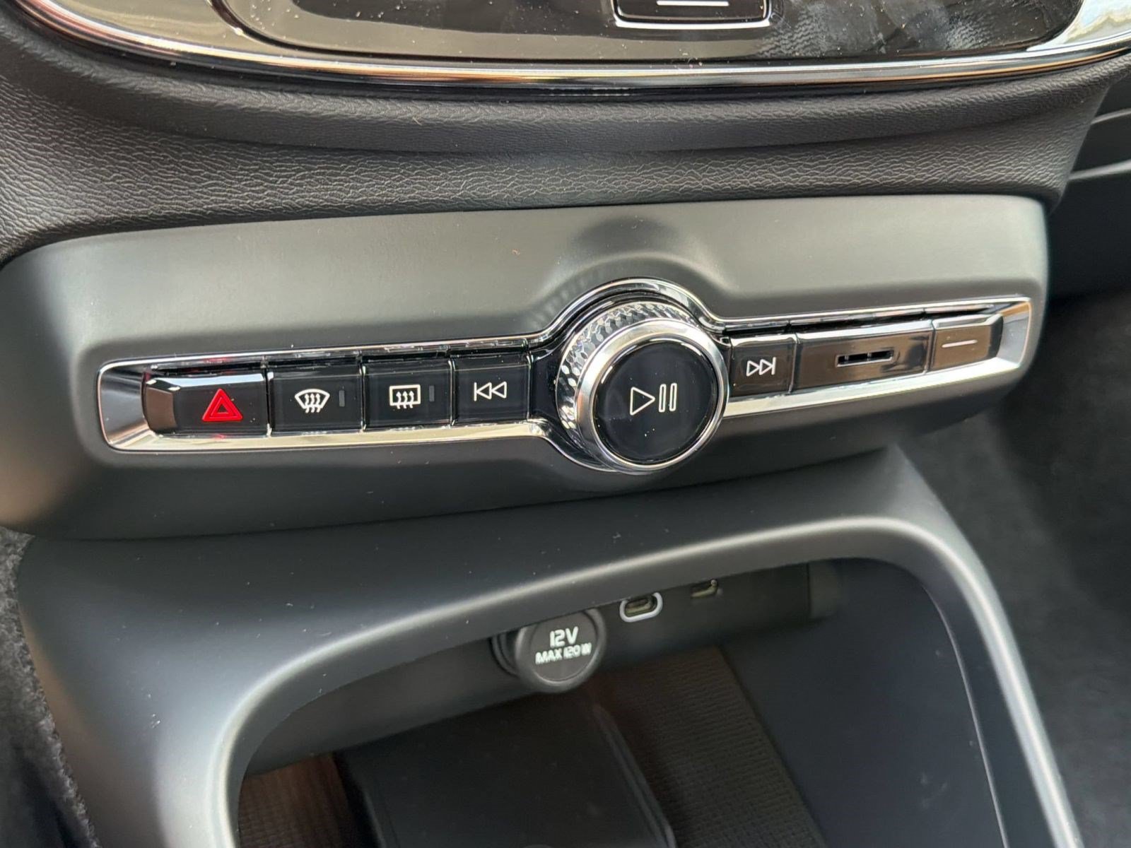 New 2026 Volvo XC40 B4 Plus w/ Protection Package Premier FWD image 17