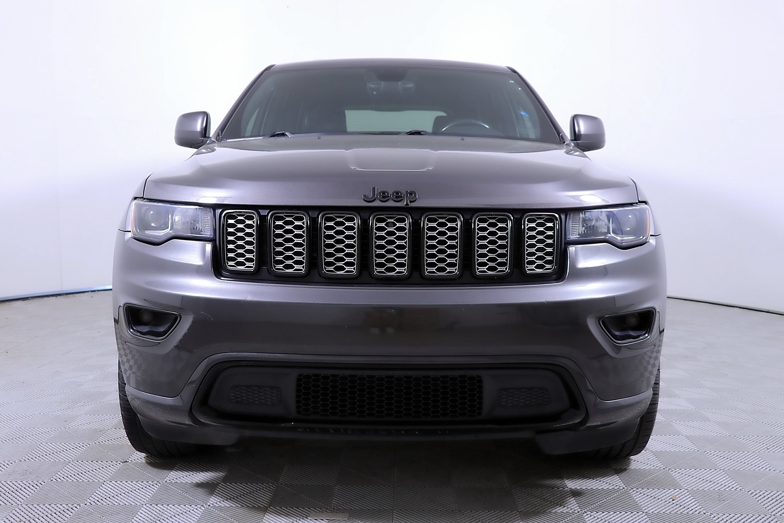 Used 2017 Jeep Grand Cherokee Altitude RWD image 5