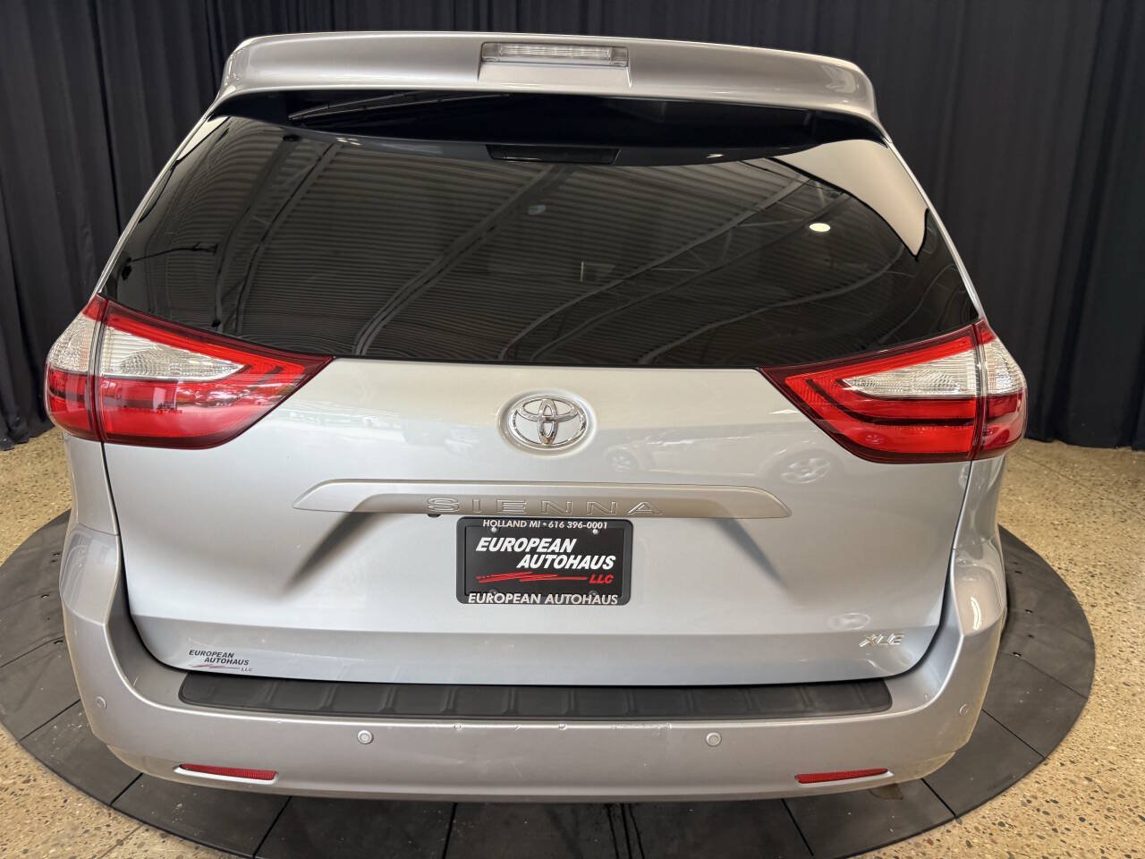 Used 2015 Toyota Sienna XLE w/ XLE Navigation Package FWD image 6