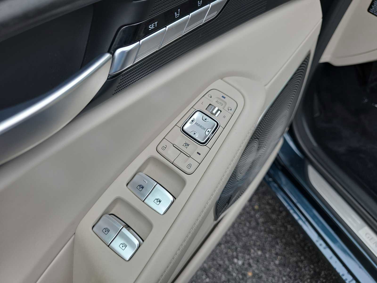 Used 2022 Genesis G90 3.3T Premium RWD image 17
