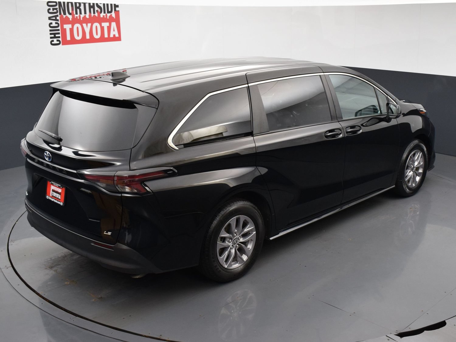 Used 2025 Toyota Sienna LE FWD image 21