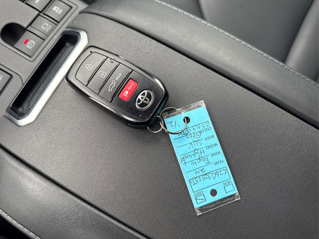 Used 2024 Toyota Highlander XLE image 41
