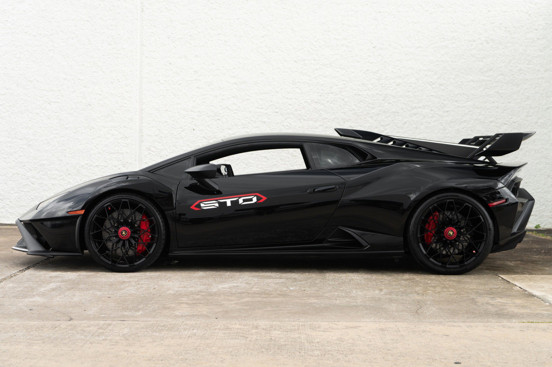 Used 2022 Lamborghini Huracan STO image 2
