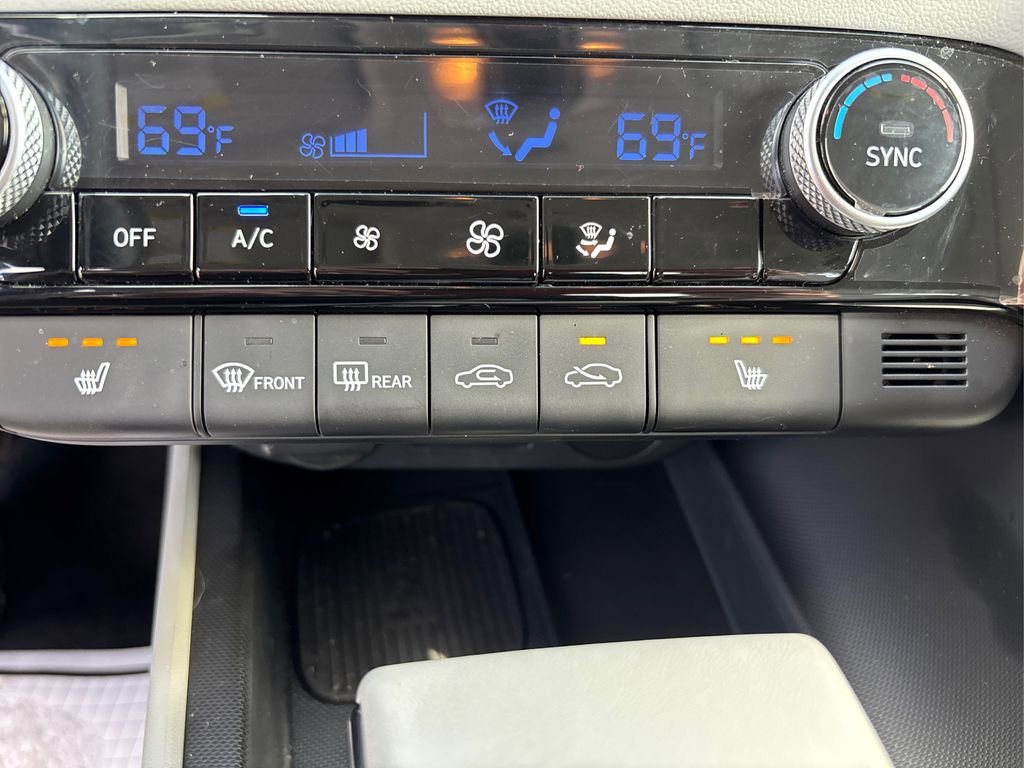 Used 2025 Hyundai Elantra Limited image 36