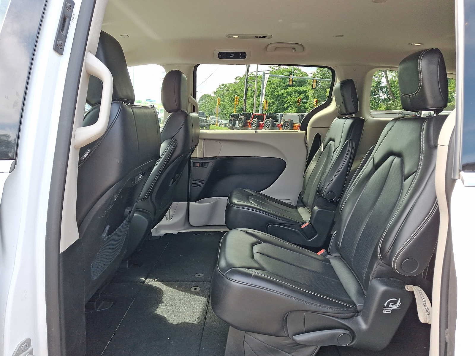 Certified 2023 Chrysler Pacifica Touring-L FWD image 11