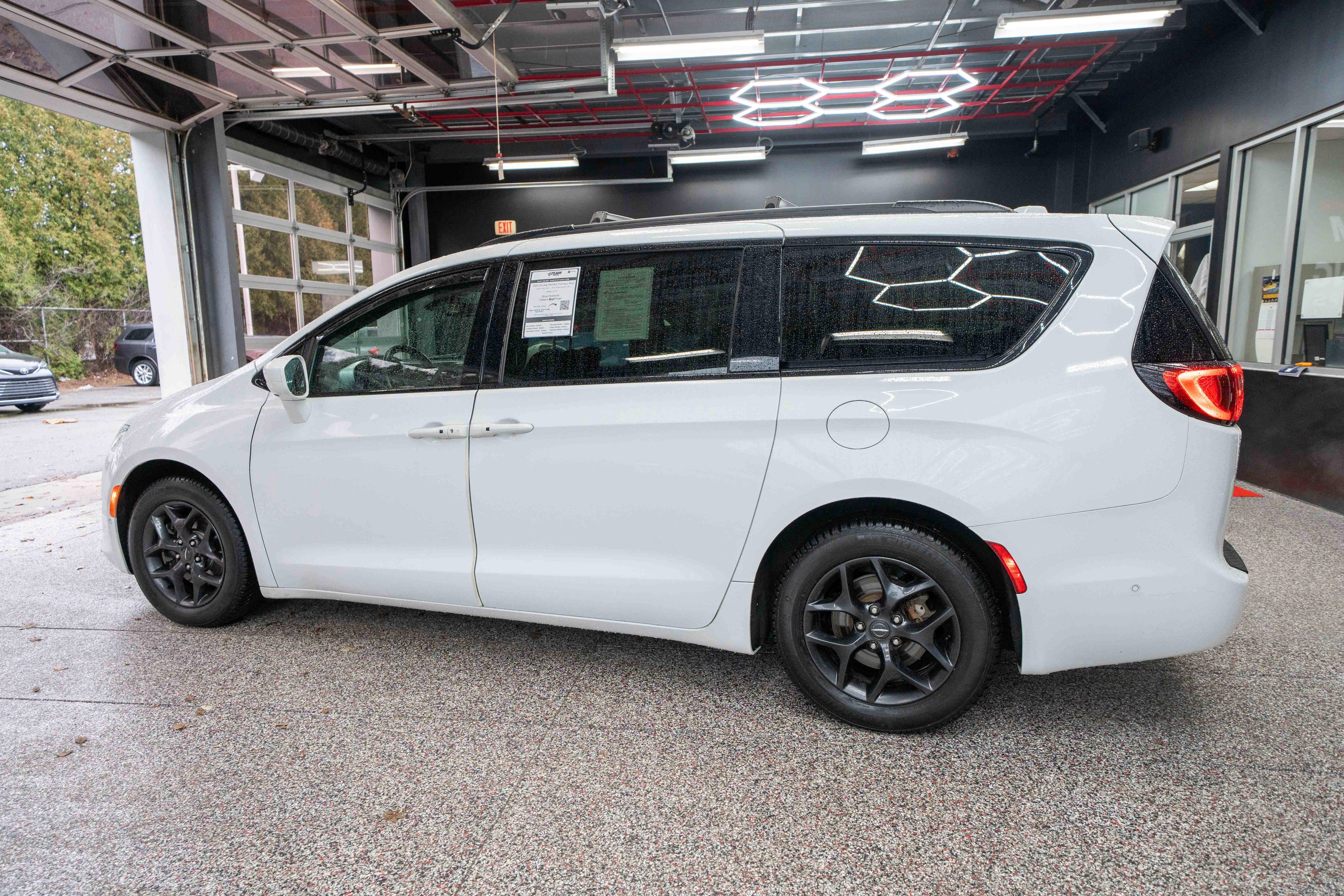 Used 2020 Chrysler Pacifica Touring-L Plus w/ Advanced Safetytec Group image 2