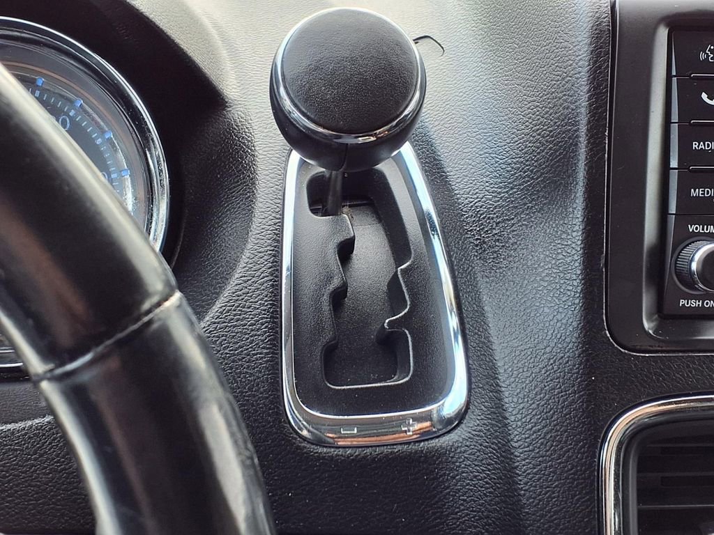 Used 2014 Chrysler Town & Country Touring image 9