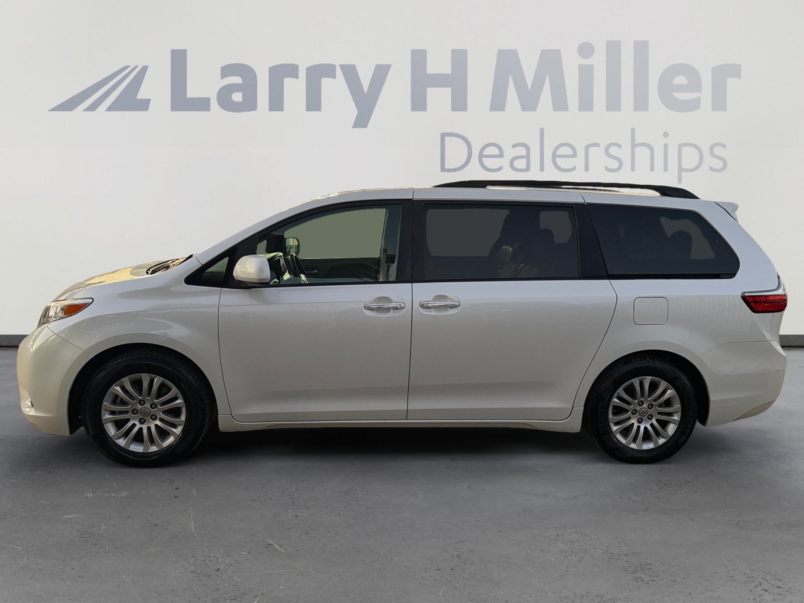 Used 2016 Toyota Sienna XLE FWD image 2