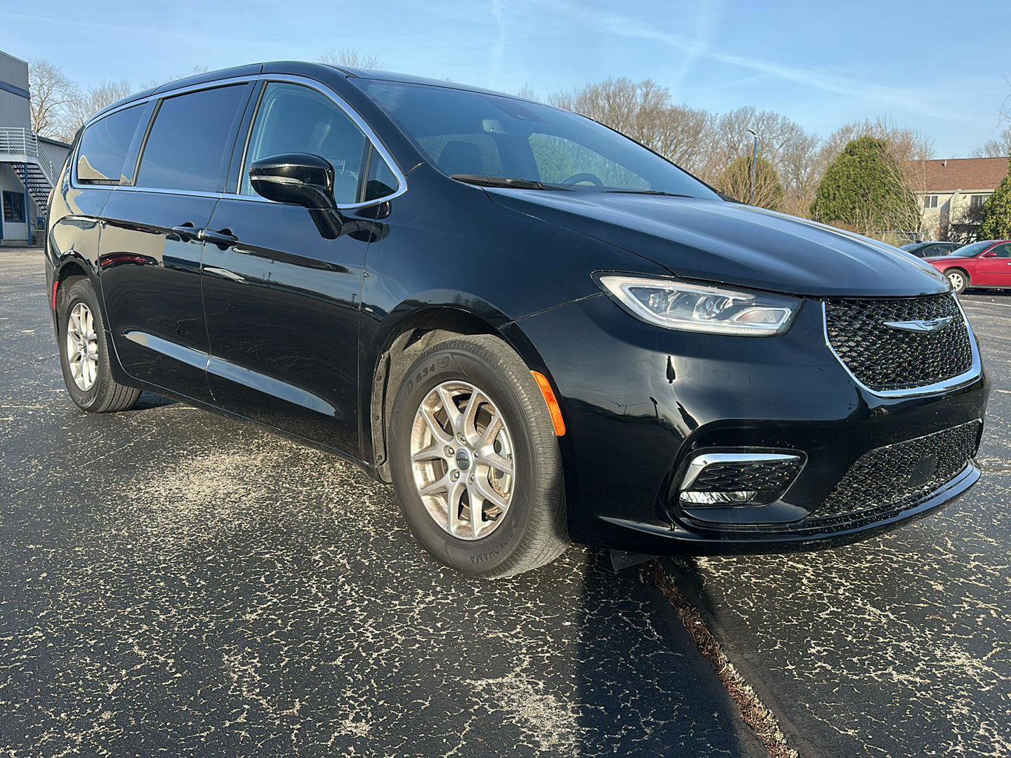 Used 2025 Chrysler Pacifica Select image 3