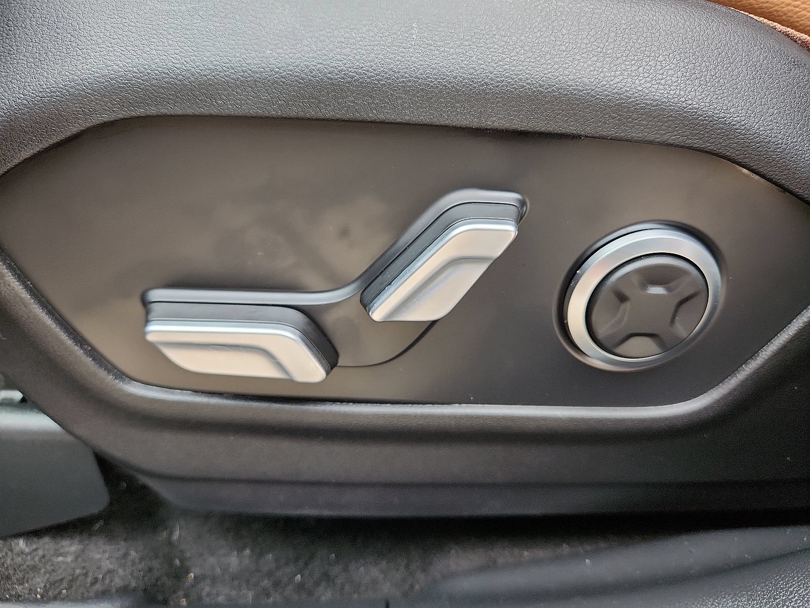 Used 2024 Hyundai Santa Fe Limited FWD image 13