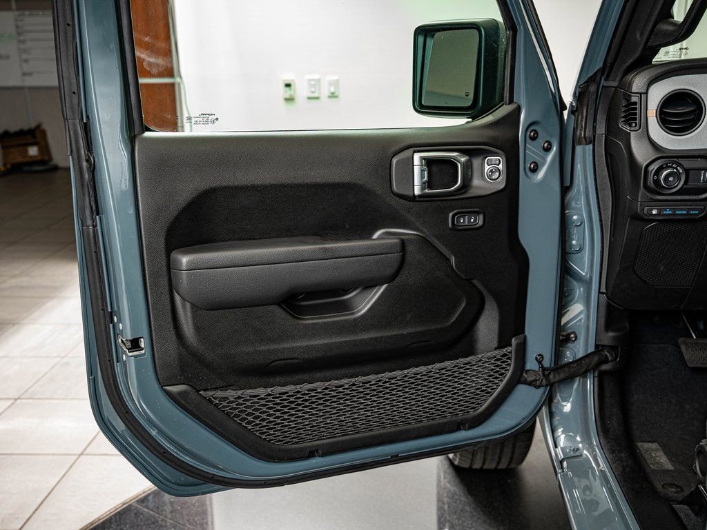 Used 2024 Jeep Wrangler Unlimited image 17