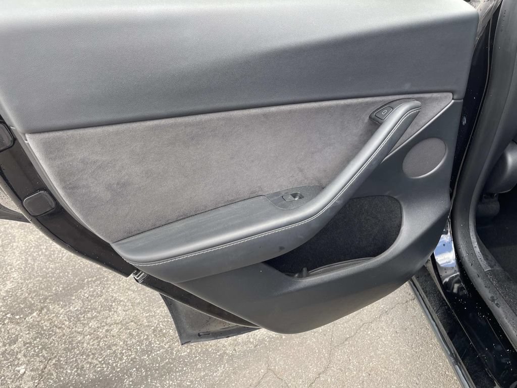 Used 2024 Tesla Model Y Long Range AWD/4WD image 11