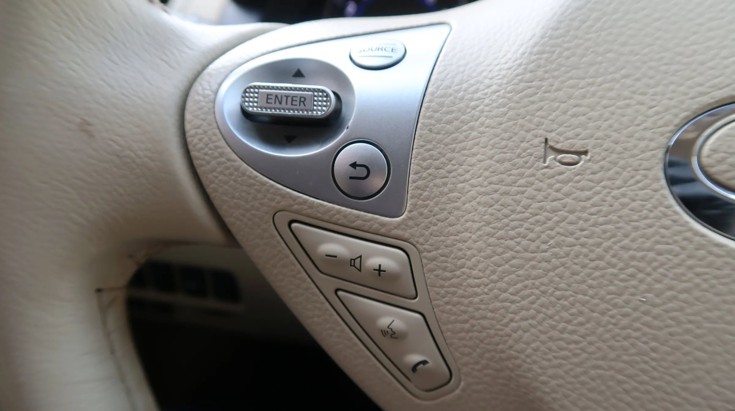 Used 2017 INFINITI QX70 3.7 w/ Premium Package image 41