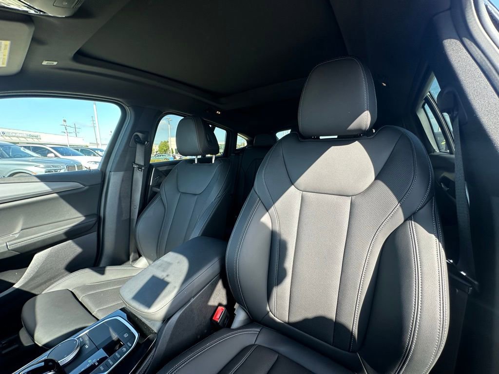 Certified 2025 BMW X4 xDrive30i image 9