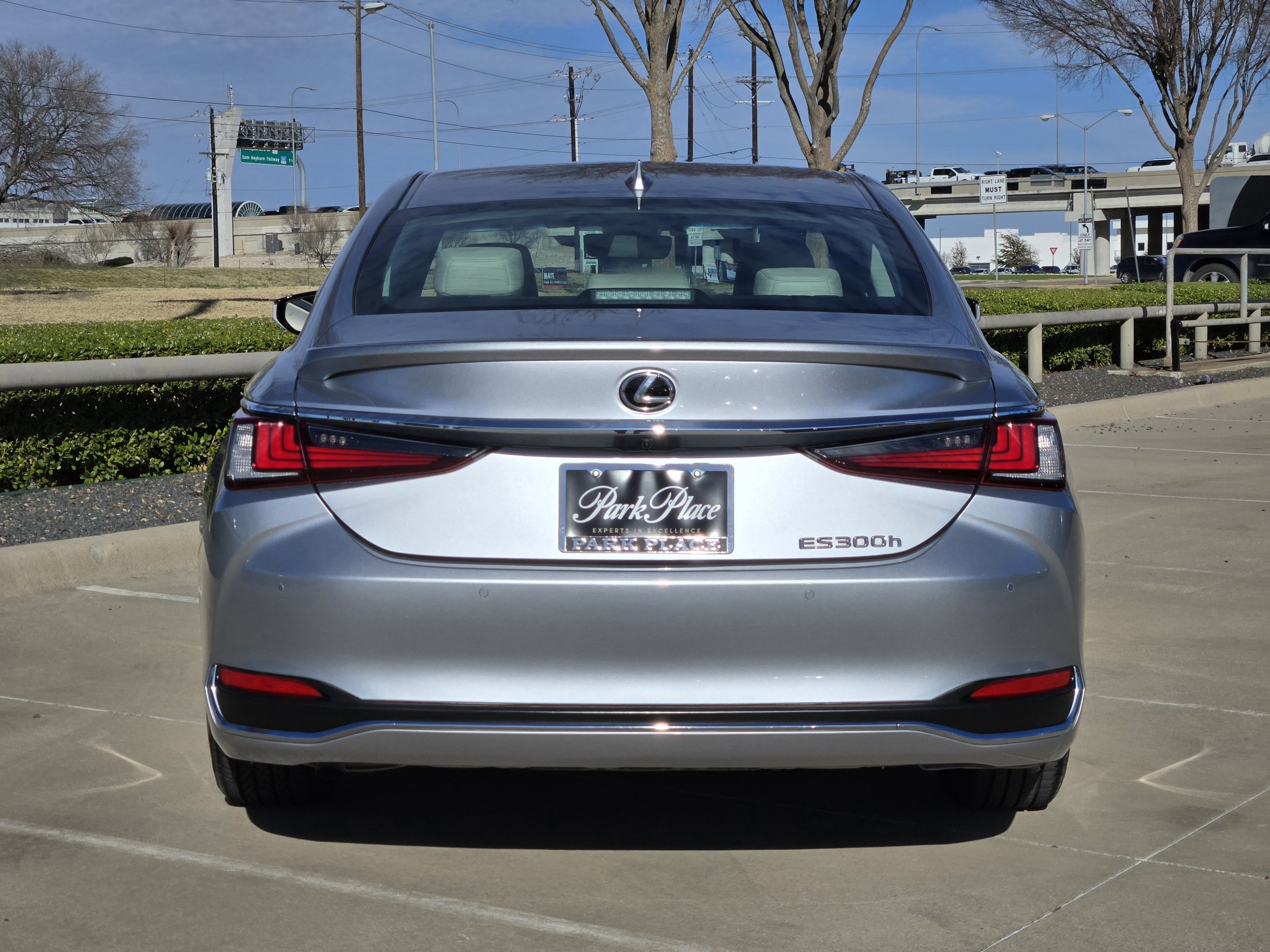 Used 2025 Lexus ES 300h w/ Premium Package image 5