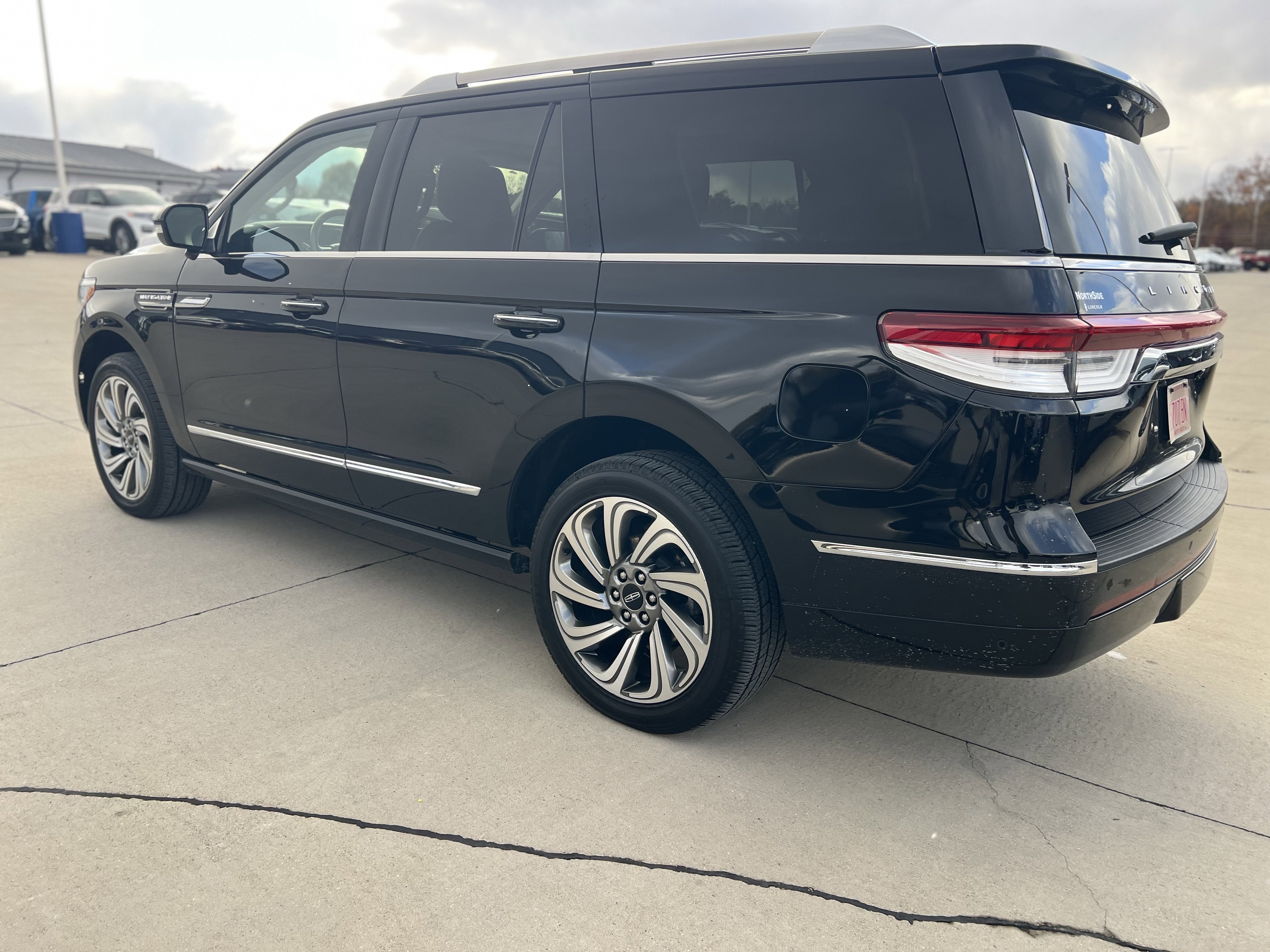Used 2023 Lincoln Navigator Reserve image 7