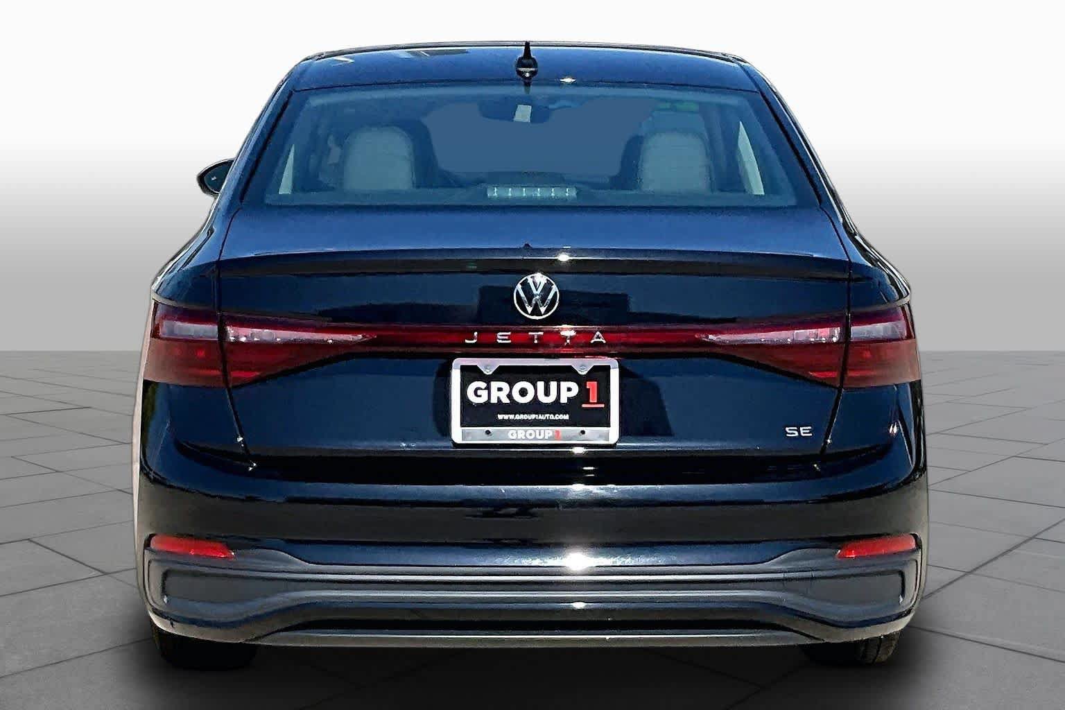 Used 2025 Volkswagen Jetta SE FWD image 4