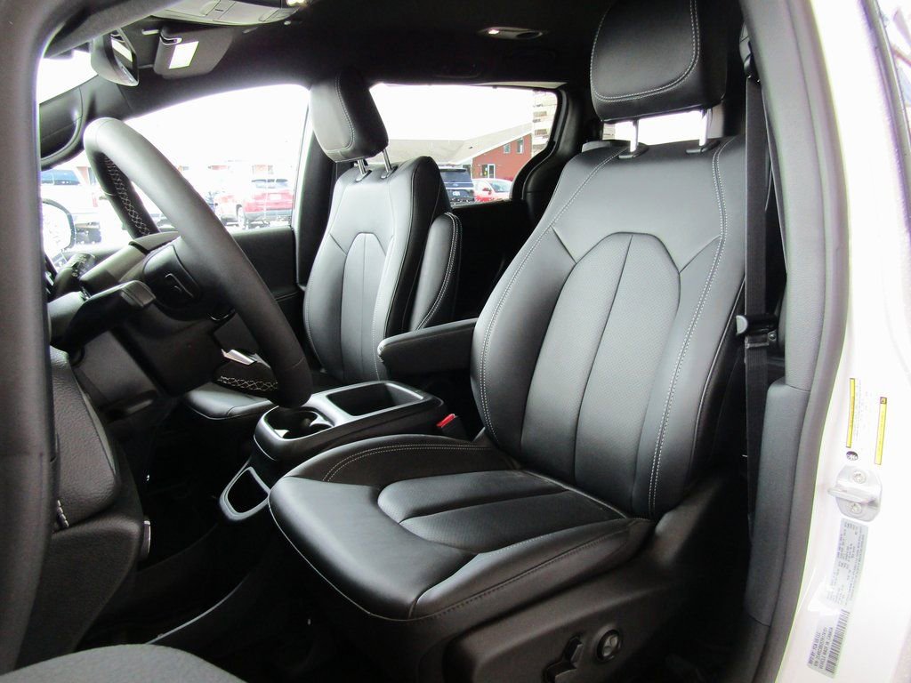 New 2026 Chrysler Pacifica Select image 21