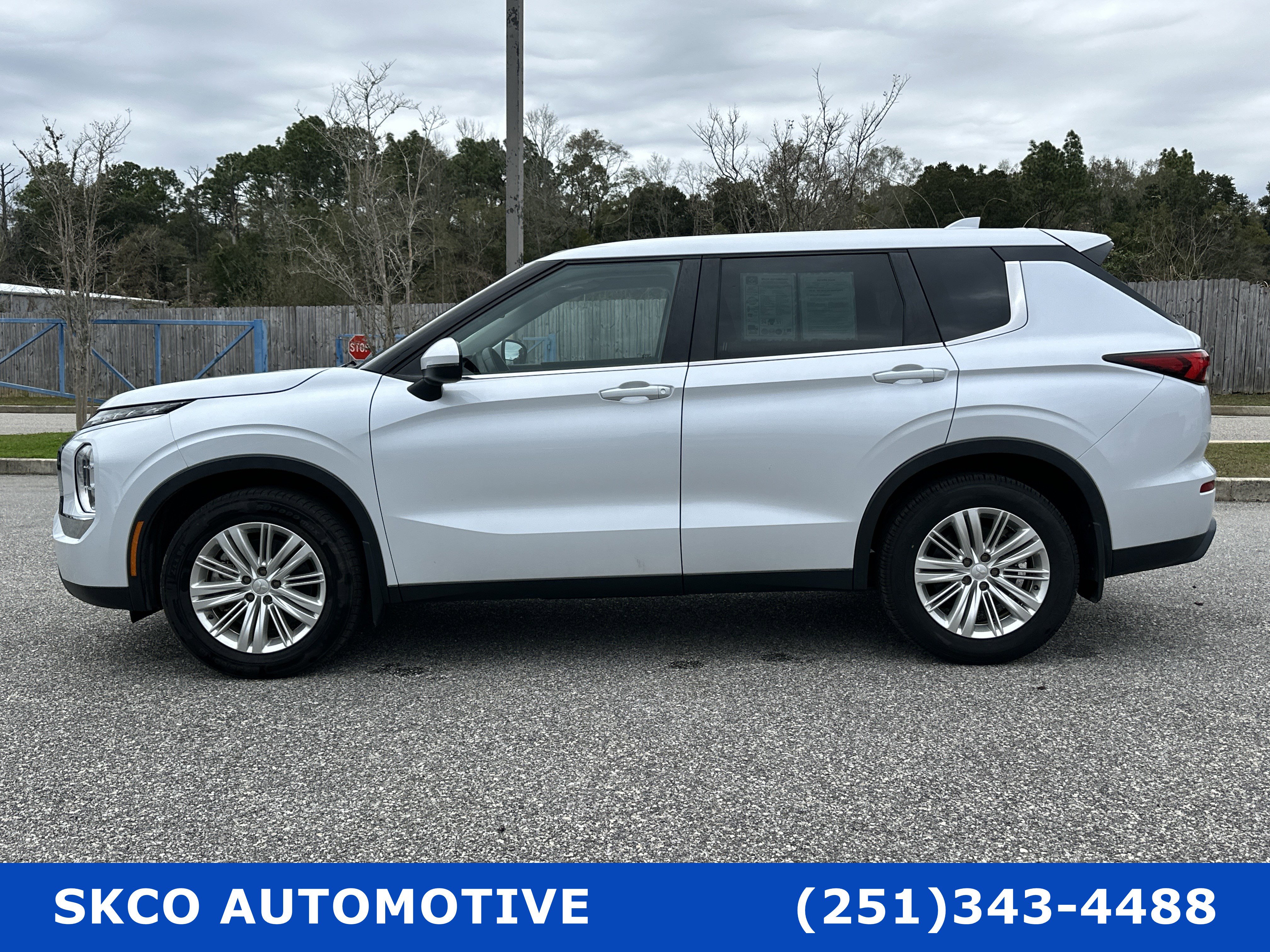 Used 2023 Mitsubishi Outlander ES FWD image 2