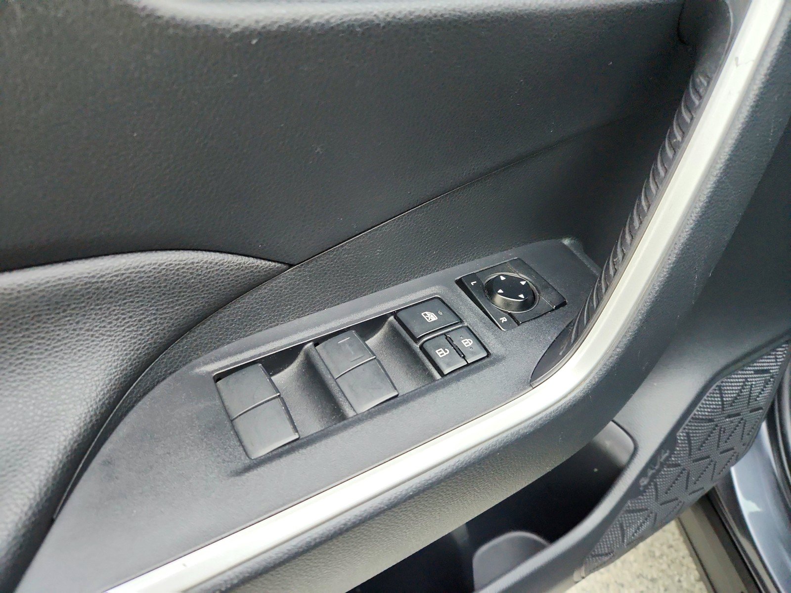 Used 2019 Toyota RAV4 XLE w/ Convenience Package AWD/4WD image 25