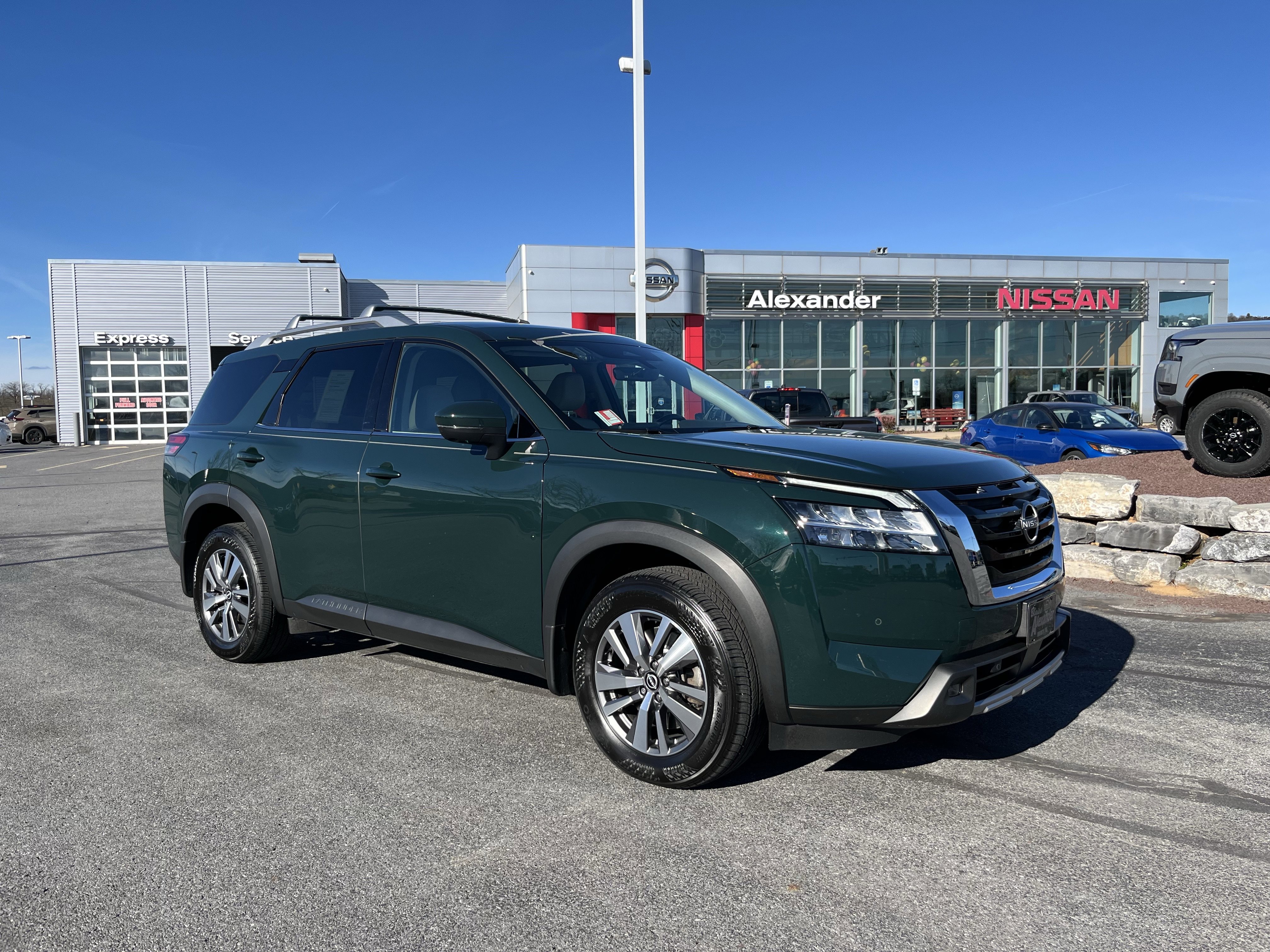 Used 2023 Nissan Pathfinder SL