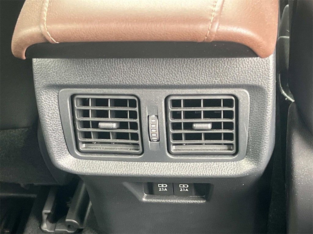 Used 2022 Toyota Venza XLE image 17