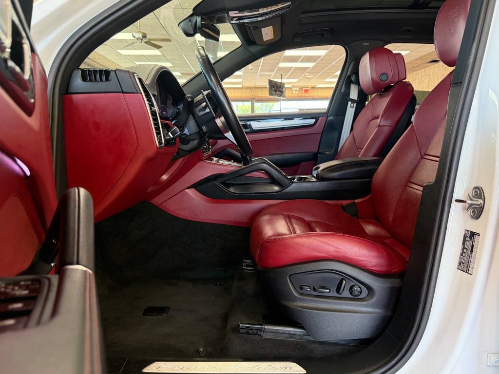 Used 2023 Porsche Cayenne AWD/4WD image 16