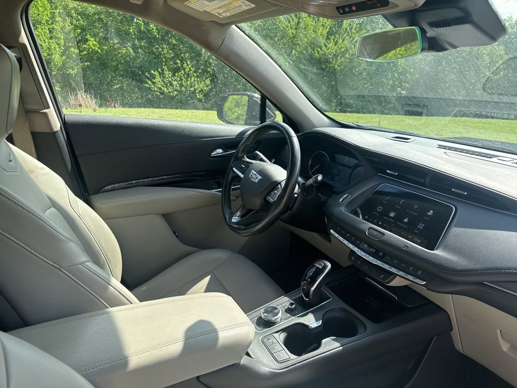 Used 2021 Cadillac XT4 Luxury w/ Cold Weather Package FWD image 6