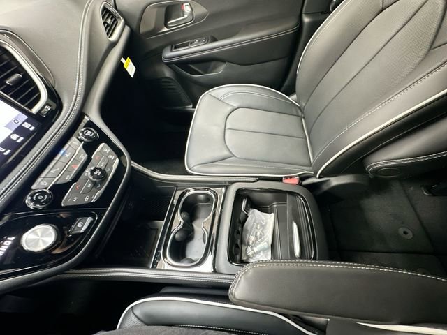 New 2027 Chrysler Pacifica Limited w/ S Appearance Package AWD/4WD image 24