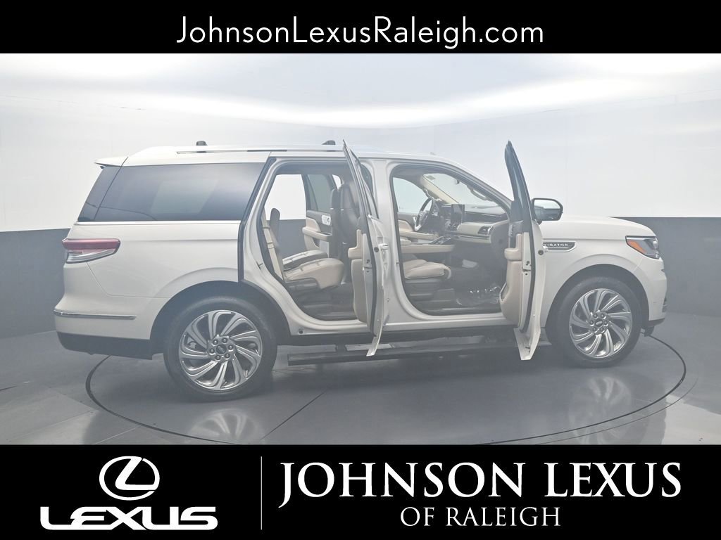 Used 2023 Lincoln Navigator Reserve image 25