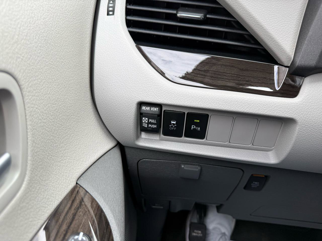 Used 2018 Toyota Sienna XLE w/ Entertainment Package FWD image 36