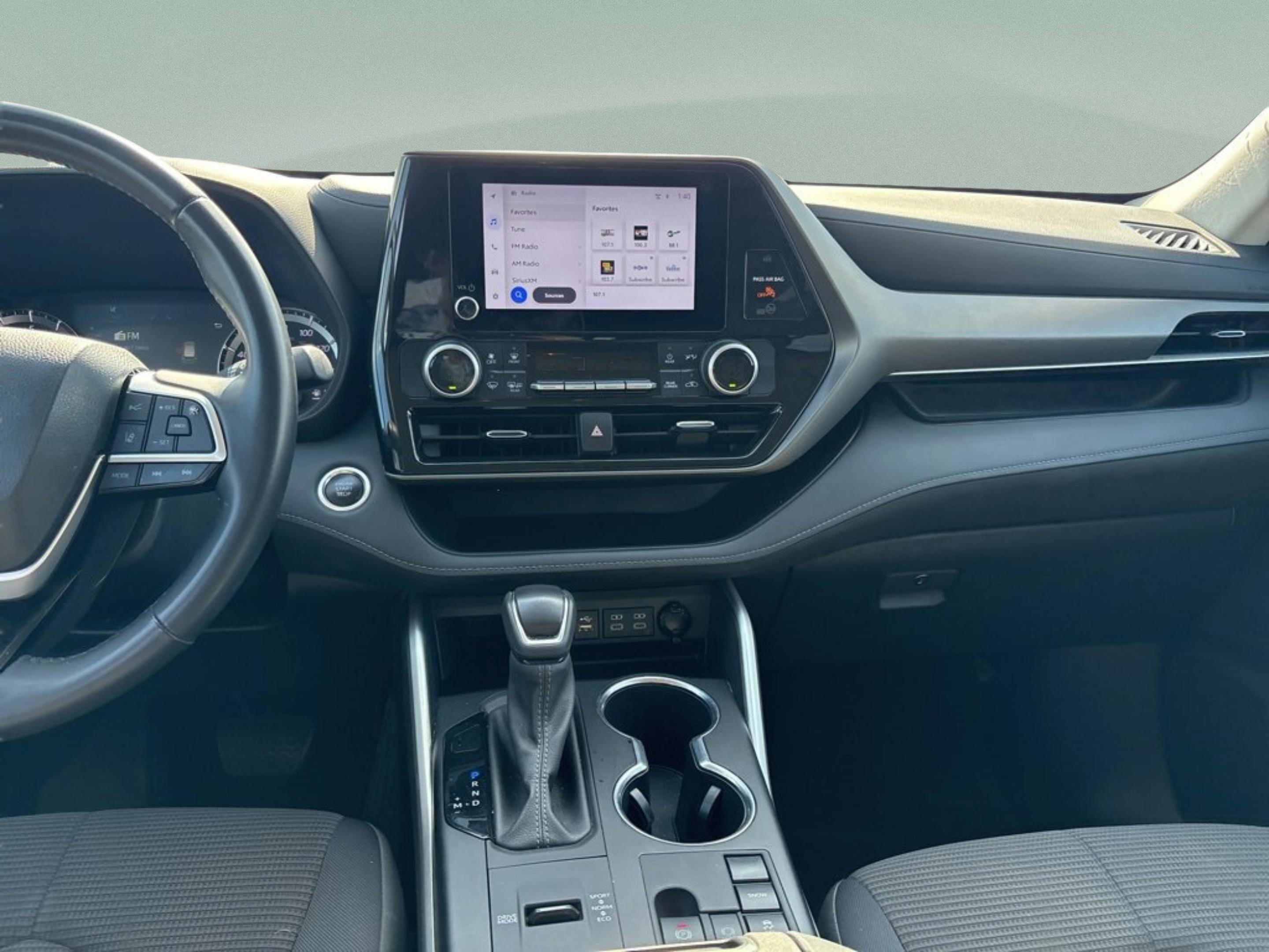 Used 2024 Toyota Highlander LE image 27