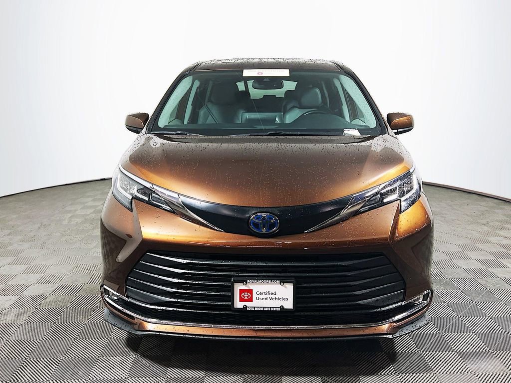 Certified 2022 Toyota Sienna XLE image 3