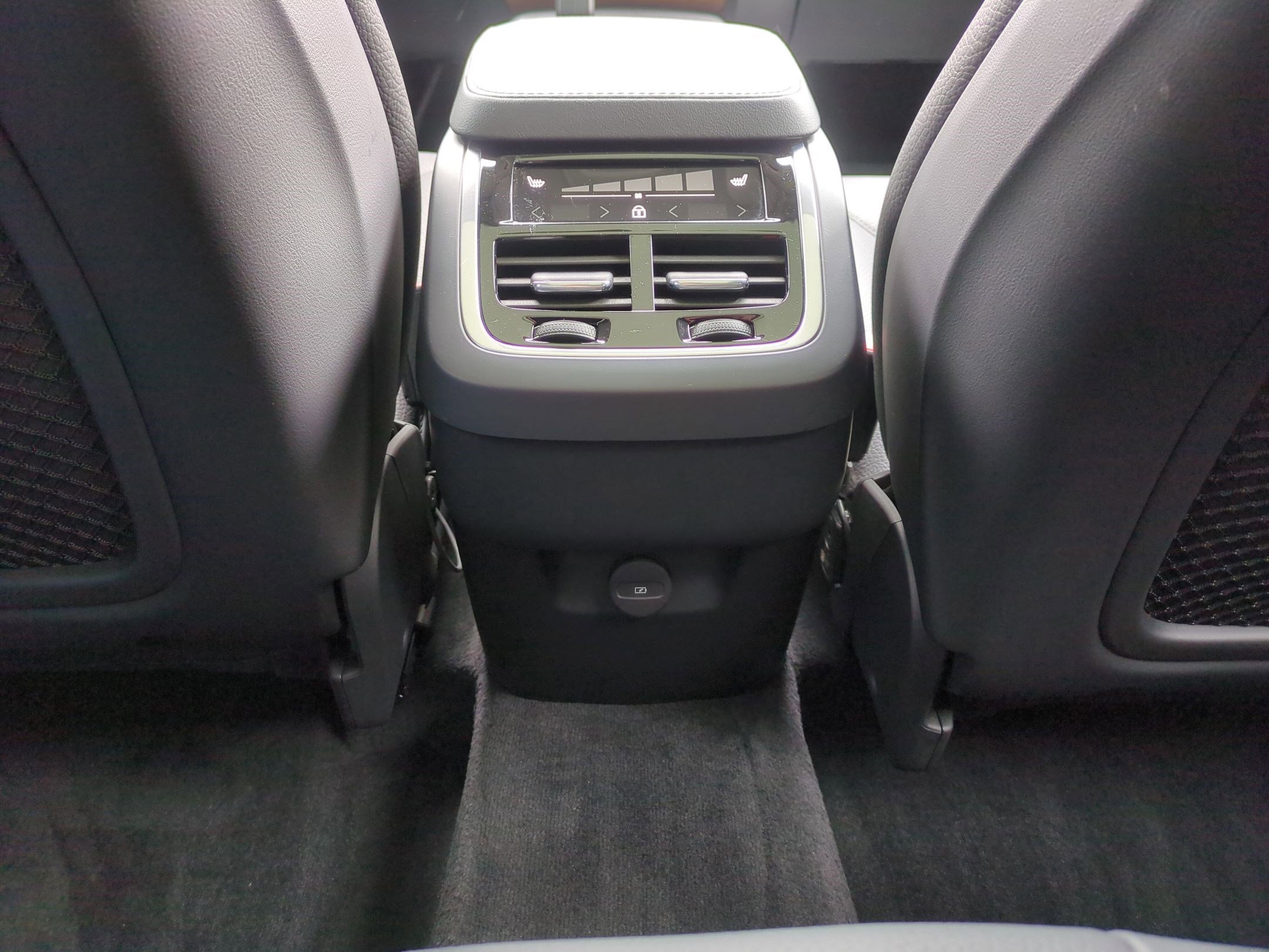 Used 2025 Volvo XC90 B6 Plus image 24