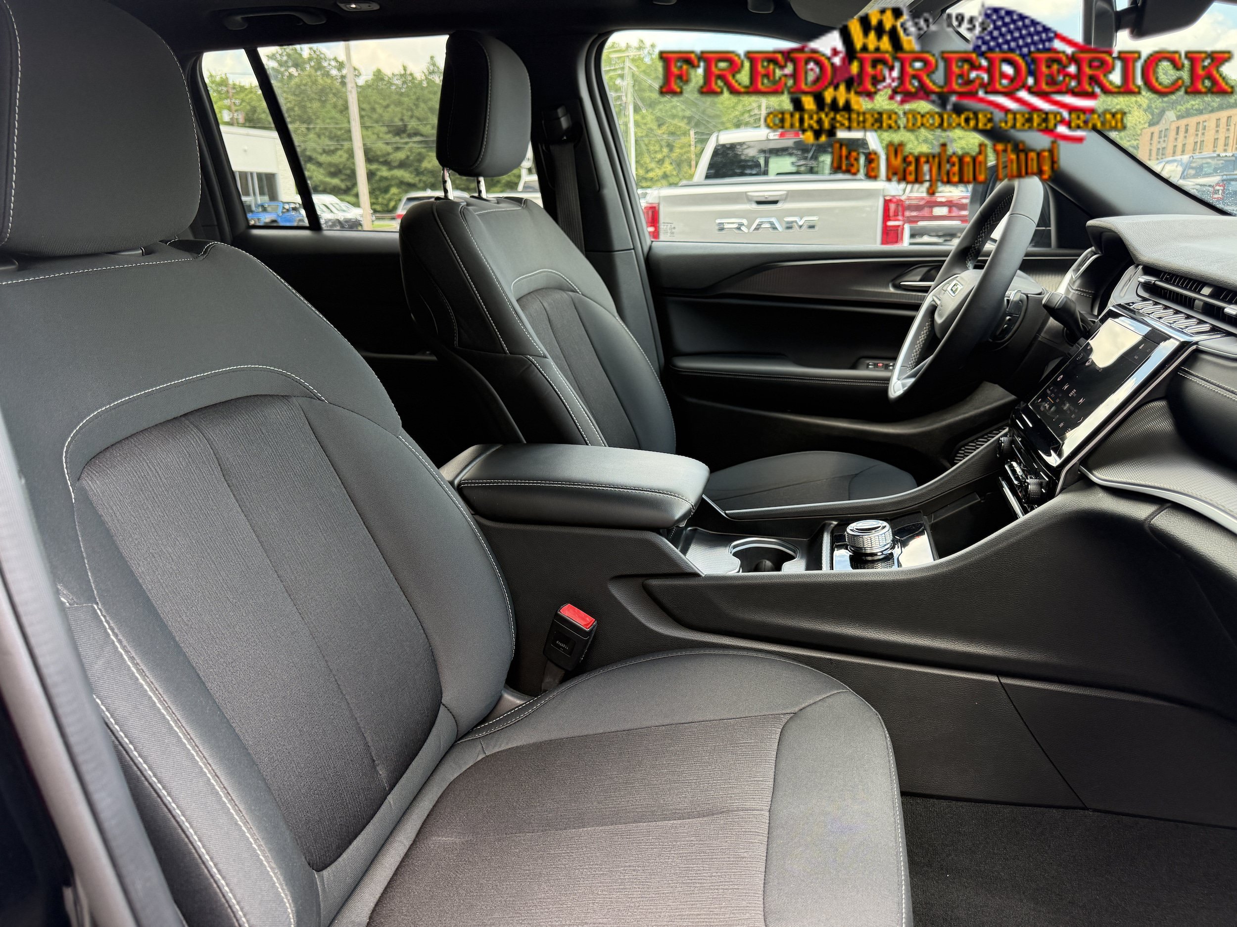 Used 2025 Jeep Grand Cherokee Laredo X AWD/4WD image 14