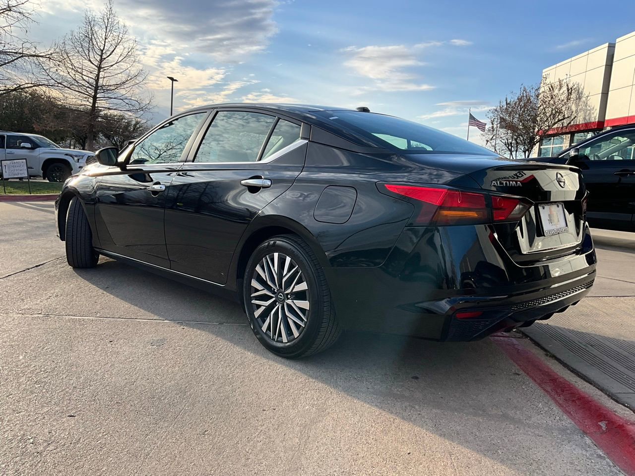 Used 2025 Nissan Altima 2.5 SV image 8