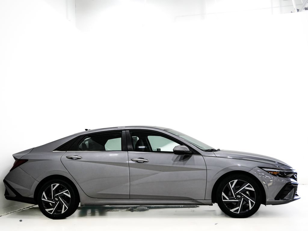 Used 2025 Hyundai Elantra Limited FWD image 5