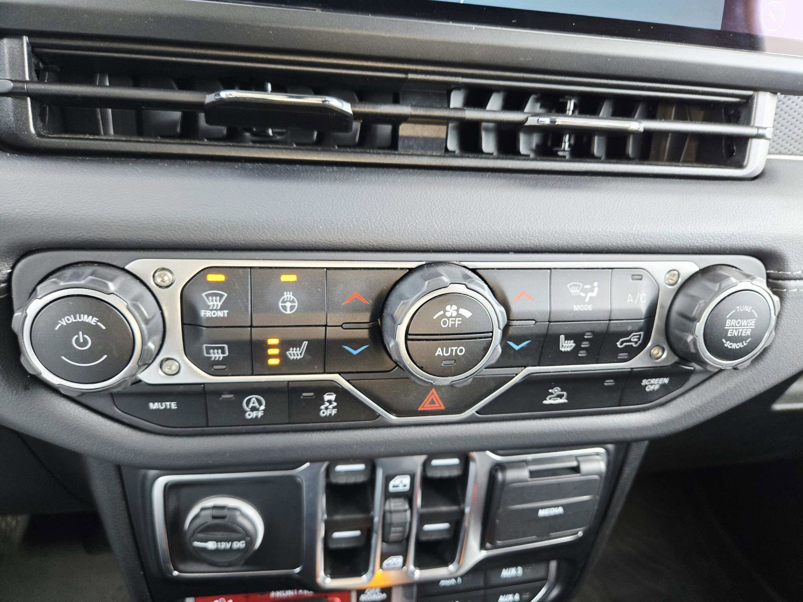 Used 2024 Jeep Gladiator Rubicon w/ Technology Group image 33