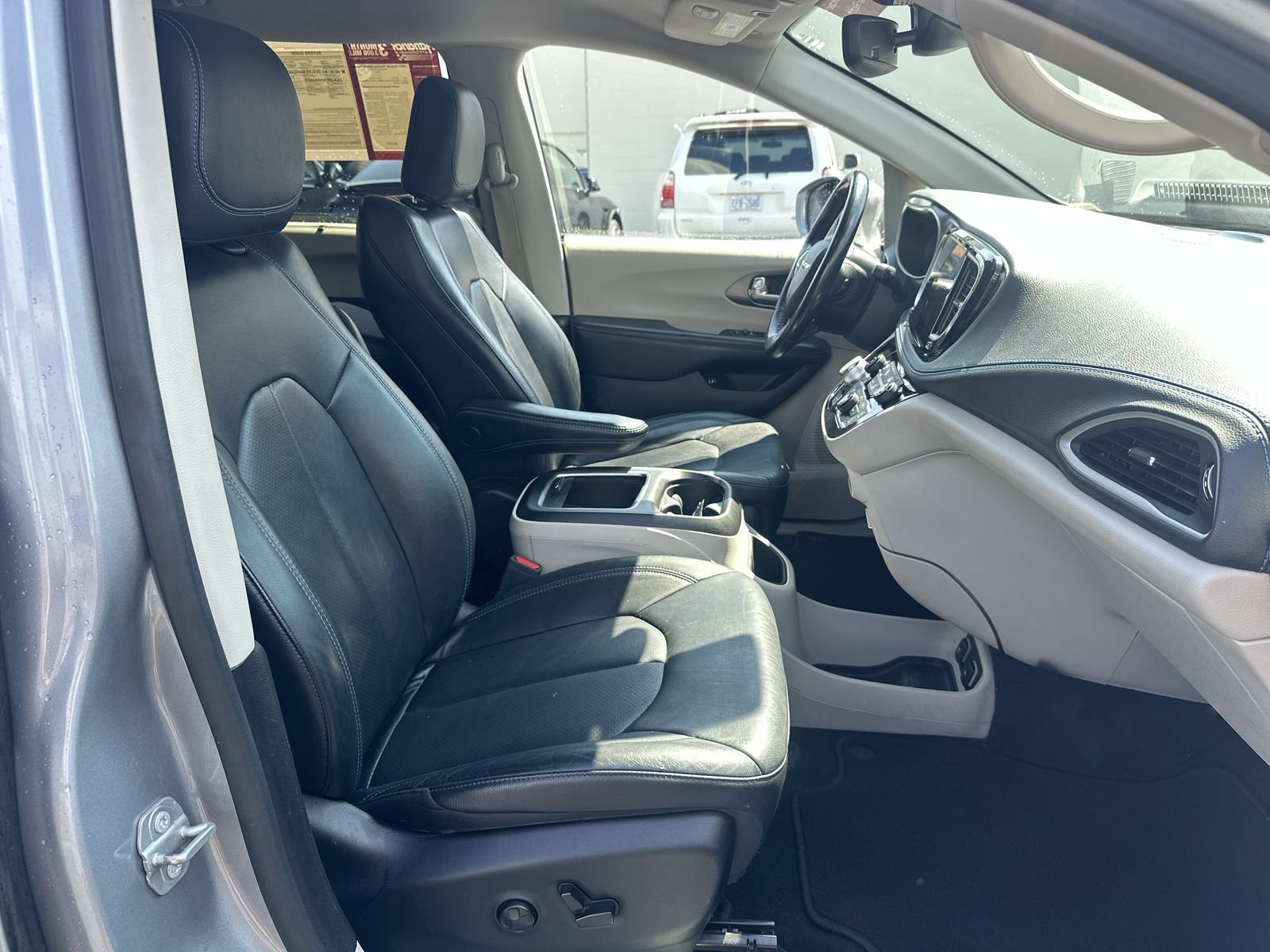 Used 2021 Chrysler Pacifica Touring-L FWD image 22