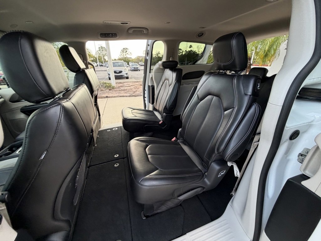 Used 2024 Chrysler Pacifica Touring-L image 25