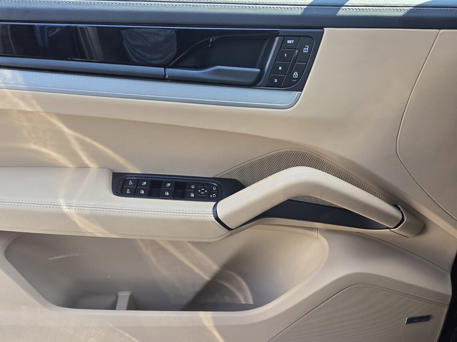 Used 2025 Porsche Cayenne Coupe image 28