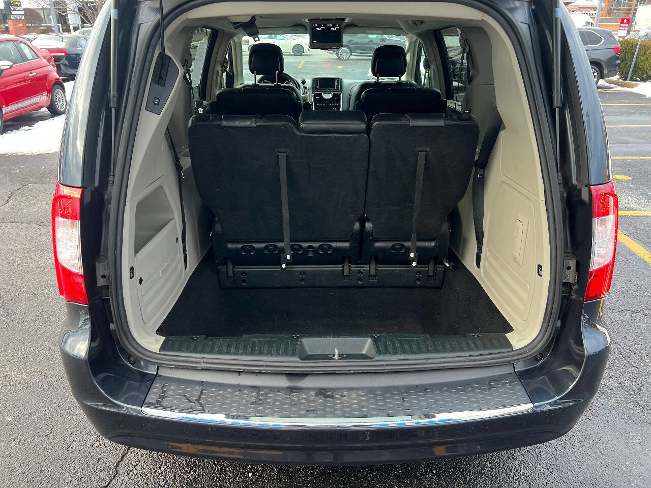 Used 2014 Chrysler Town & Country Touring image 15