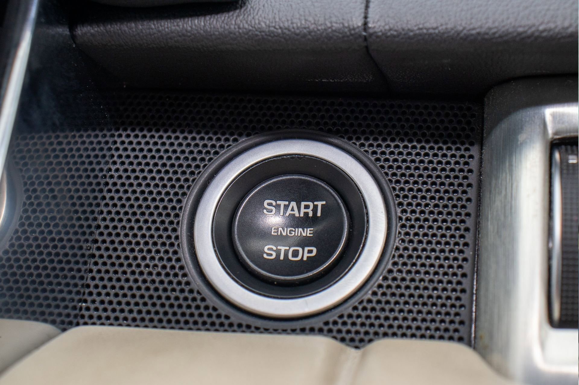 Used 2018 Land Rover Range Rover HSE image 32